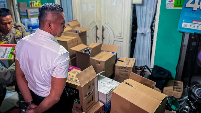 Wakil Wali Kota Bogor Jenal Mutaqin bersama Satpol PP menggerebek rumah diduga dijadikan gudang minuman keras (miras) ilegal di Jl Ciheluet, Baranangsiang. (Dok istimewa).