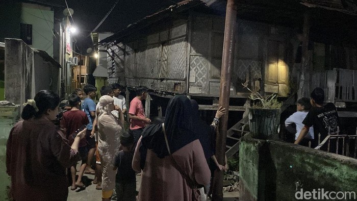 Warga berkumpul di lokasi penggerebekan bocah yang membuat busur dan katapel di Parepare.
