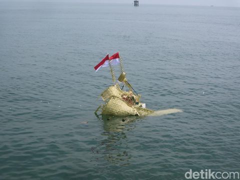 Warga Kampung Nelayan Desa Bendar, Juwana, Kabupaten Pati, menggelar tradisi sedekah laut, Minggu (13/4/2025).