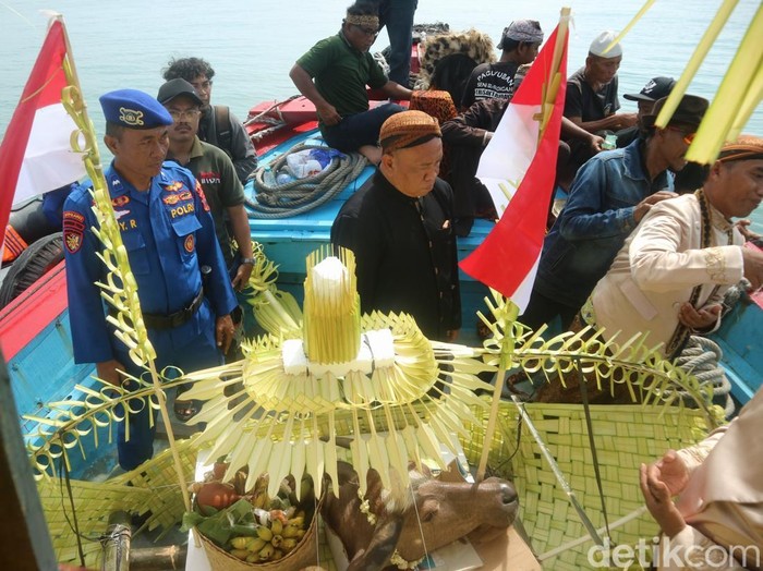 Warga Kampung Nelayan Desa Bendar, Juwana, Kabupaten Pati, menggelar tradisi sedekah laut, Minggu (13/4/2025).