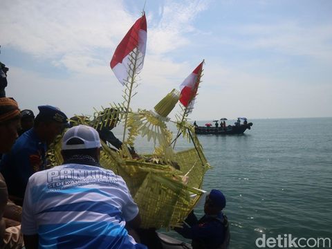 Warga Kampung Nelayan Desa Bendar, Juwana, Kabupaten Pati, menggelar tradisi sedekah laut, Minggu (13/4/2025).