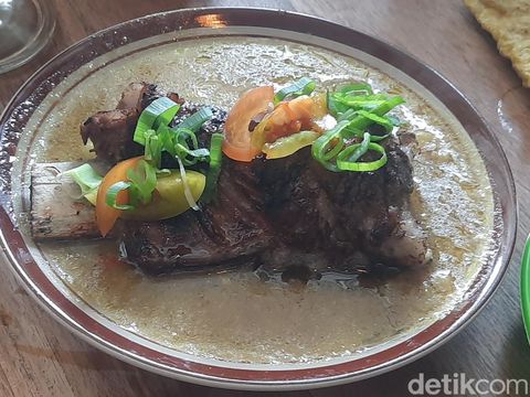 Warung juragan Petis Desa Pagerharjo Kecamatan Wedarijaksa, Pati, Minggu (13/4/2025).