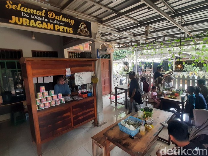 Warung juragan Petis Desa Pagerharjo Kecamatan Wedarijaksa, Pati, Minggu (13/4/2025).