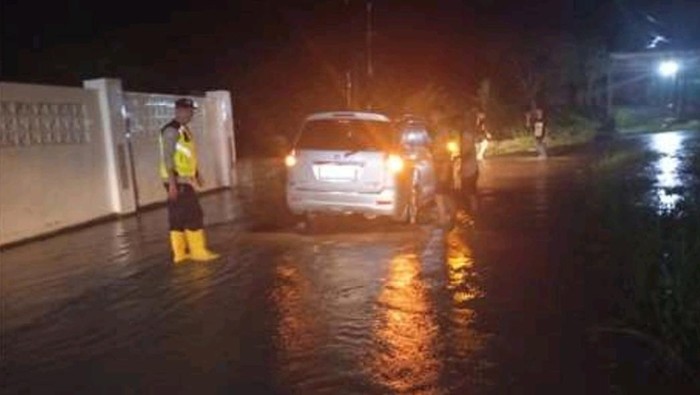 Akses jalan banjir usai hujan deras di OKU.