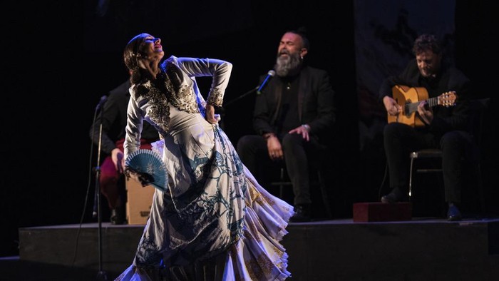 Spanish flamenco dancer Anabel Veloso performs on flamenco night at the Iraqi National Theatre in Baghdad, Iraq, Sunday, April 13, 2025. (AP Photo/Hadi Mizban)