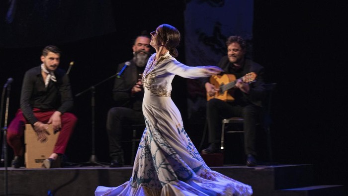 Spanish flamenco dancer Anabel Veloso performs on flamenco night at the Iraqi National Theatre in Baghdad, Iraq, Sunday, April 13, 2025. (AP Photo/Hadi Mizban)