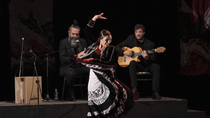Spanish flamenco dancer Anabel Veloso performs on flamenco night at the Iraqi National Theatre in Baghdad, Iraq, Sunday, April 13, 2025. (AP Photo/Hadi Mizban)