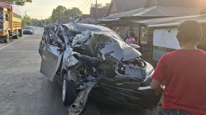 Mobil Terios menabrak truk parkir di bahu Jalan Poros Parepare-Barru di Kabupaten Barru, Sulawesi Selatan (Sulsel).