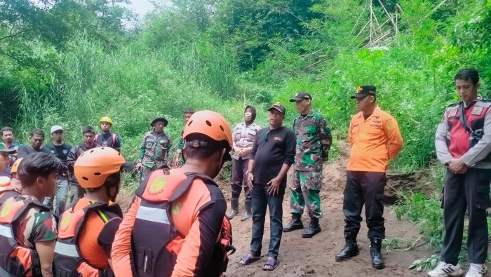 Tim SAR melakukan pencarian terhadap korban yang tenggelam dan hanyut di Sungai Walanae, Bone.
