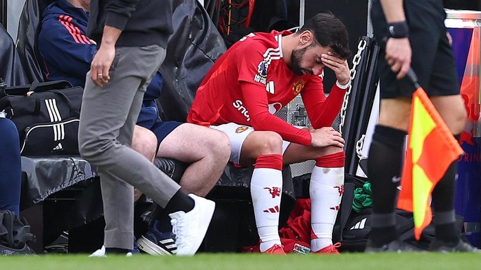 NEWCASTLE UPON TYNE, ENGLAND - APRIL 13: Bruno Fernandes of Manchester United  reacts sat on the bench  during the Premier League match between Newcastle United FC and Manchester United FC at St James Park on April 13, 2025 in Newcastle upon Tyne, England. (Photo by Robbie Jay Barratt - AMA/Getty Images)