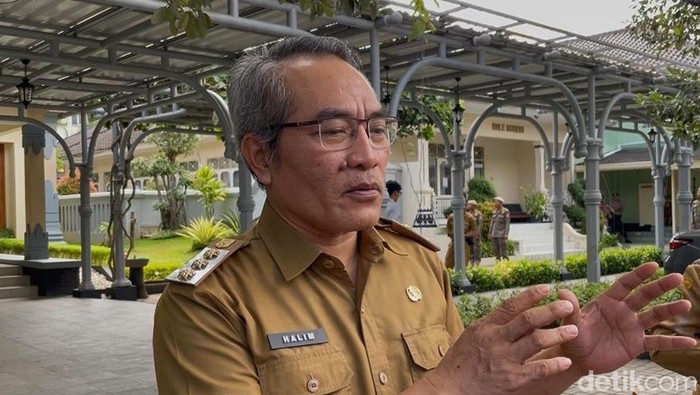Bupati Bantul Abdul Halim Muslih usai pertemuan di Kompleks Kepatihan, Senin (14/4/2025).).