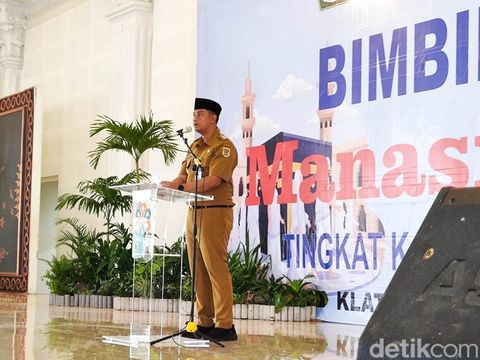 Bupati Klaten, Hamenang Wajar Ismoyo, saat membuka bimbingan manasik haji 2025 di GBK Klaten, Senin (14/4/2025).