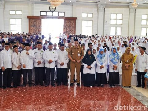 Bupati Klaten, Hamenang Wajar Ismoyo, saat membuka bimbingan manasik haji 2025 di GBK Klaten, Senin (14/4/2025).