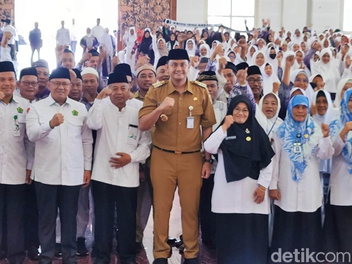 Bupati Klaten, Hamenang Wajar Ismoyo, saat membuka bimbingan manasik haji 2025 di GBK Klaten, Senin (14/4/2025).