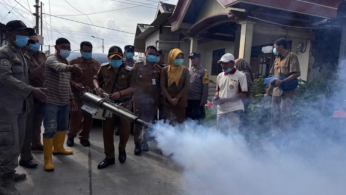 Bupati Mojokerto Pimpin Fogging-Edukasi Pencegahan DBD ke Warga