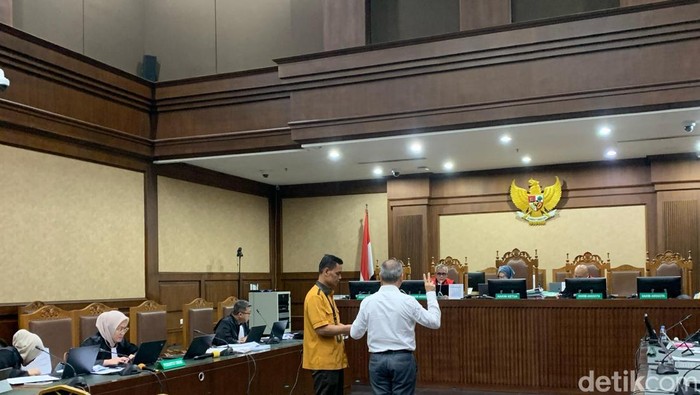 David Rachmat, adik kandung pengacara Ronald Tannur, Lisa Rachmat, dihadirkan sebagai saksi kasus dugaan suap vonis bebas Ronald. (Mulia/detikcom)