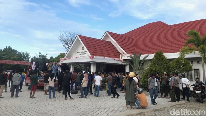 Demo di kantor KPU Palopo.