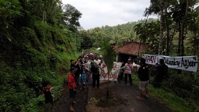 Warga saat menggelar aksi protes di Tangkisan, Hargomulyo, Kokap, Kulon Progo, Minggu (13/4/2025).
