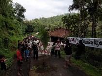 Warga Kokap Demo-Tanam Pohon di Jalan Rusak, Ini Respons Pemkab