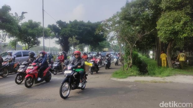 Demo pedagang saat lapaknya dibongkar di Sidoarjo