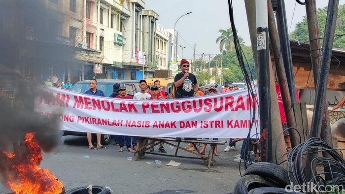 Demo pedagang saat lapaknya dibongkar di Sidoarjo