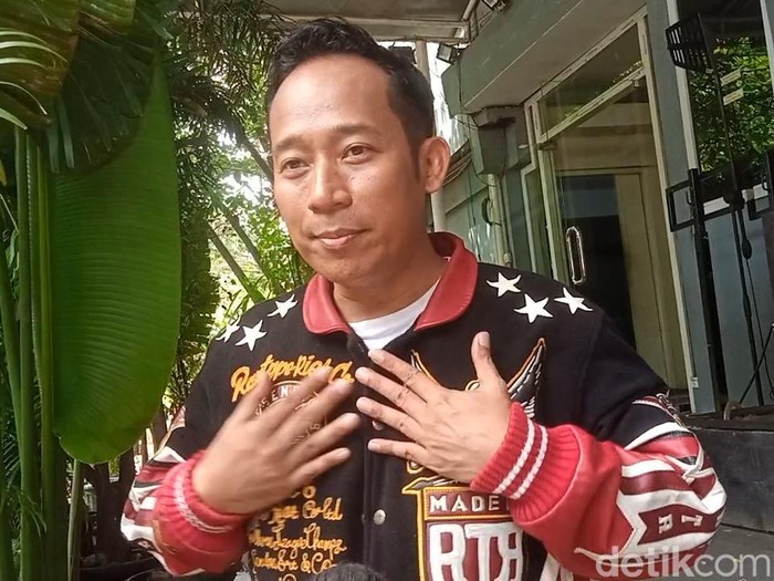 Denny Cagur dan mogenya.