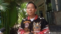 Ini gara-gara kreatif nih suruh gue bawa motor. Gue udah di jalan nih ya, Kang Denny...,, yang Harley nggak nyala. Habis nggak nyala gue laporan sama tim. Kata tim, Kalau nggak Harley, Vespa aja. Vespa gue nggak ada yang nyala. Satu lagi nggak nyala, sampai tiga nggak nyala. Ini gue cek eh nyala, ya udah bawa aja, kata Denny Cagur terbahak. Foto: Ahsan/detikHOT