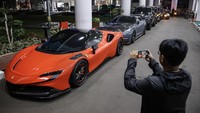 Deretan mobil mewah yang disita Kejagung terkait kasus dugaan suap kepada majelis hakim yang memberikan vonis lepas kepada terdakwa korporasi kasus korupsi ekspor crude palm oil (CPO) atau bahan baku minyak goreng. Ada Ferrari dan Mercedes-Benz.