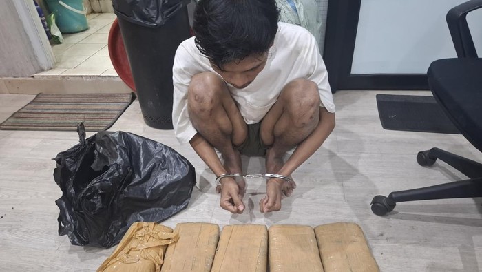 Direktorat Narkoba Polda Metro Jaya menangkap pemuda berinisial Y (21) di Ciracas, Jakarta Timur lantaran menjadi pengedar narkoba. (dok. ist)