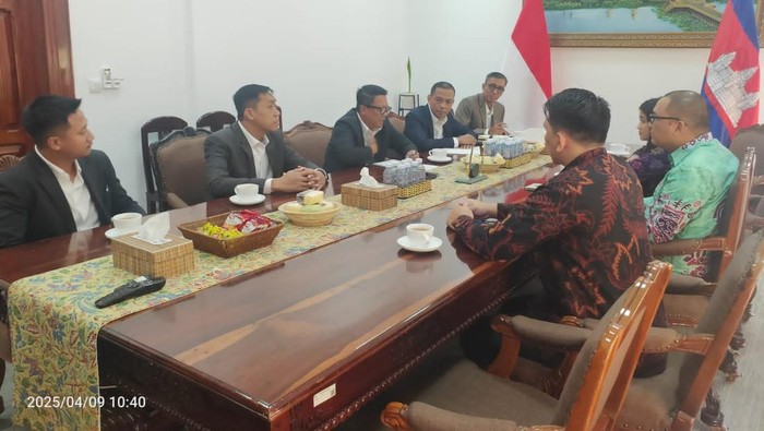 Divisi Hubungan Internasional (Divhubinter) Polri bertemu dengan Polisi Kamboja atau Cambodia National Police (CNP) membahas judi online (dok. ist)
