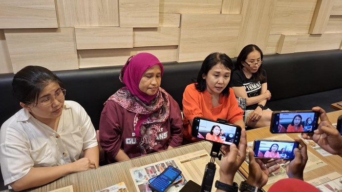 Dog lovers usai mengecek kondisi sembilan anjing milik Yohanes