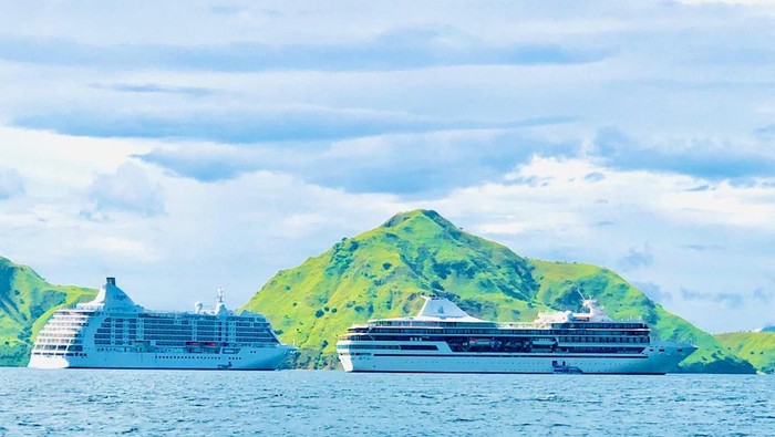 Dua kapal pesiar bersandar bersamaan di Pulau Komodo, Manggarai Barat, NTT, Kamis (10/4/2025). (Foto: Dok. Kantor Imigrasi Labuan Bajo)