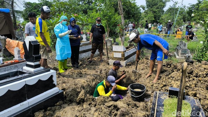 Ekshumasi jasad ibu yang disebut bunuh diri di Gresik