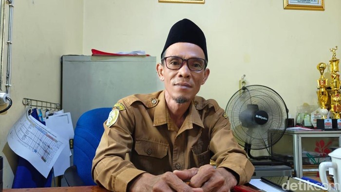 Elpani, Kepala Desa Pusaka yang dituduh warga selingkuh dengan Sekdes.