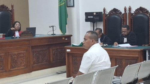 Erik Benediktus Mella (53), terdakwa kasus pembunuhan terhadap istrinya, Linda Maria Bernadine Brand, disidang di PN Kupang, NTT, Senin (14/4/2025). (Yufengki Bria/detikBali)