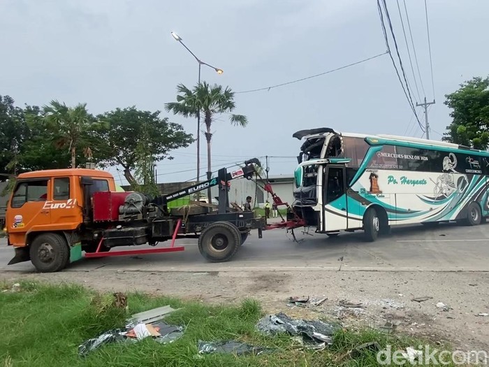 Evakuasi bus PO Haryanto yang menabrak truk di Jalan Lingkar Kudus, Mejobo, Kabupaten Kudus, Senin (14/4/2025) siang.