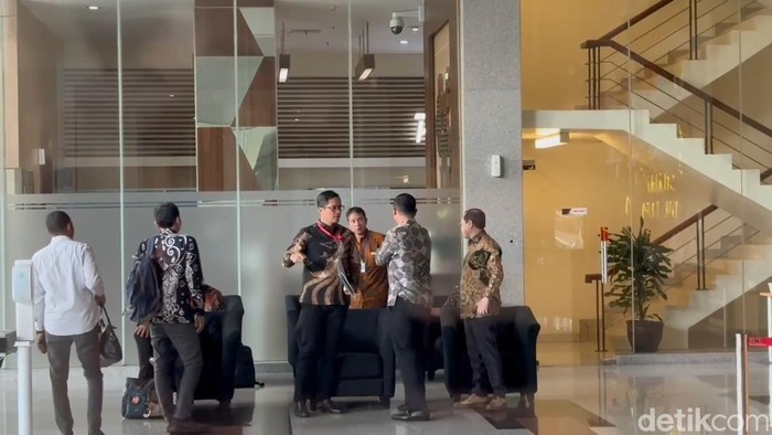 Febri Diansyah memenuhi panggilan KPK hari ini.