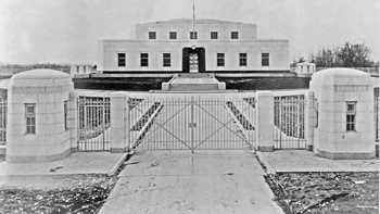 Penyimpanan emas terbesar AS: Brankas ini digunakan untuk menyimpan sebagian besar cadangan emas Amerika Serikat serta barang-barang berharga lainnya milik atau dalam pengawasan pemerintah federal. Fort Knox saat ini menyimpan 147,3 juta ons emas, sekitar setengah dari total cadangan emas milik Departemen Keuangan. Jumlah ini setara dengan 4.583 metrik ton emas dengan nilai pasar diperkirakan sekitar USD 436 miliar.Foto: Wikipedia
