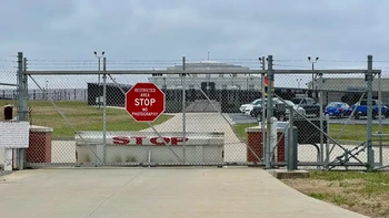 Dinding sangat kuat: Dinding Fort Knox sangat tebal dan kuat, terbuat dari granit setebal lebih dari semeter, dilapisi semen, baja, dan bahan tahan api. Dinding ini bahkan dapat menahan hantaman langsung bom atom. Pintu menuju tempat penyimpanan di Fort Knox sangat besar. Beratnya sekitar 22 ton dan dirancang anti ledakan. Untuk mengakses brankas, sekelompok orang khusus harus memasukkan kombinasi berbeda dan kode sandi berubah setiap hari. Foto: Treasury