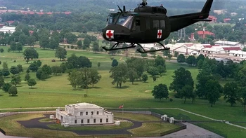Fort Knox dijaga ketat polisi khusus terlatih, yang mengawasi sepanjang waktu. Ada juga lebih dari 30.000 tentara, tank, helikopter, dan kendaraan militer ditempatkan di dekatnya. Selain penjaga manusia, Fort Knox memiliki sistem keamanan canggih, seperti ID biometrik, terowongan banjir, ranjau darat, kamera definisi tinggi dan bahkan bantuan berbasis satelit. Pertahanan berteknologi tinggi ini menjadikan fasilitas ini salah satu tempat paling aman di dunia. Foto: Treasury