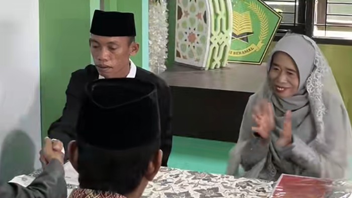 Pasangan menikah beda usia 24 tahun mendadak viral di media sosial. Foto momen akad nikah Ramlah dan Tomo
