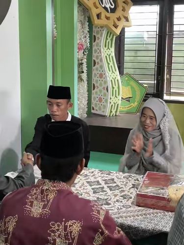 Pasangan menikah beda usia 24 tahun mendadak viral di media sosial. Foto momen akad nikah Ramlah dan Tomo