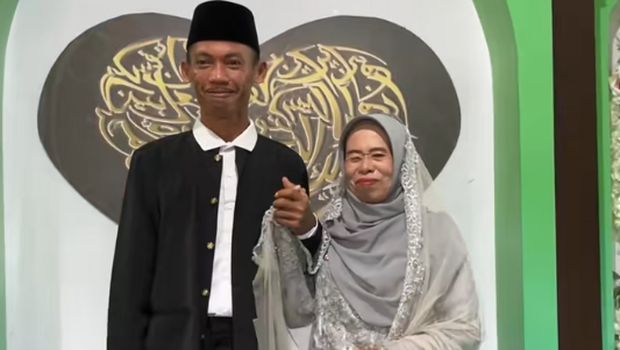 Pasangan menikah beda usia 24 tahun mendadak viral di media sosial. Foto momen akad nikah Ramlah dan Tomo