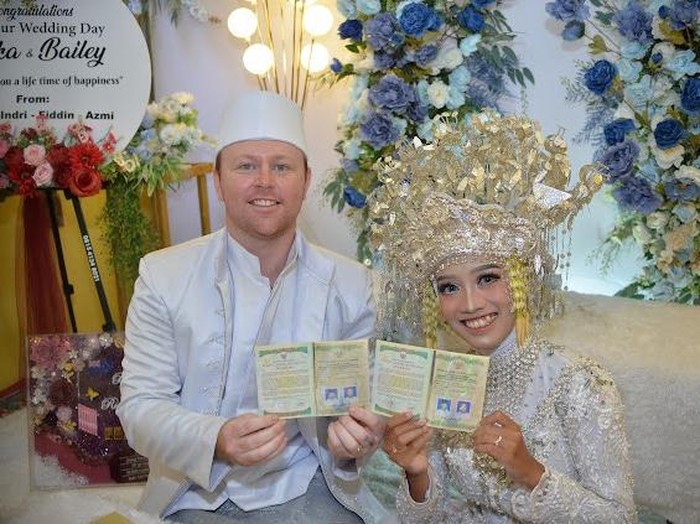 Foto pernikahan Riska Damayanti dan Bailey Davis, pasangan beda negara viral di media sosial