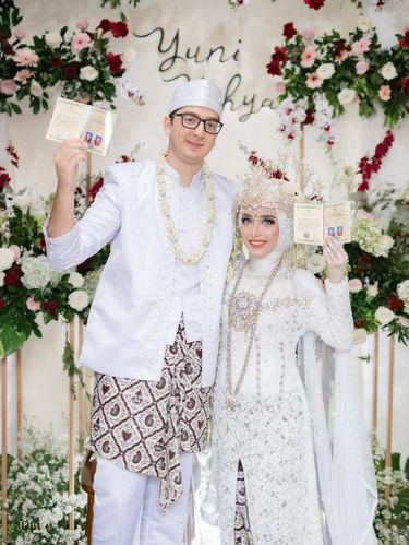 Foto pernikahan Sri Wahyuni dan Yahya, kisah cinta beda negara viral di TikTok