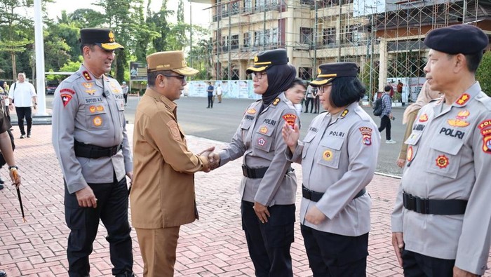 Gubernur Andra Soni bersalaman dengan anggota Polda Banten