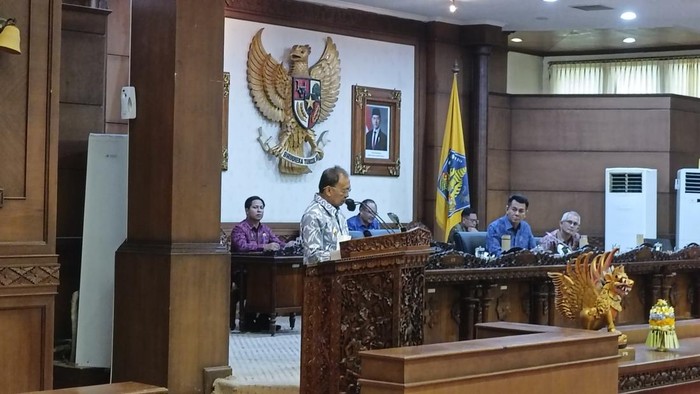 Gubernur Bali, Wayan Koster, dalam Rapat Paripurna ke-13 DPRD Bali Masa Persidangan II Tahun Sidang 2024-2025, Senin (14/4/2025). (Karsiani Putri/detikBali)