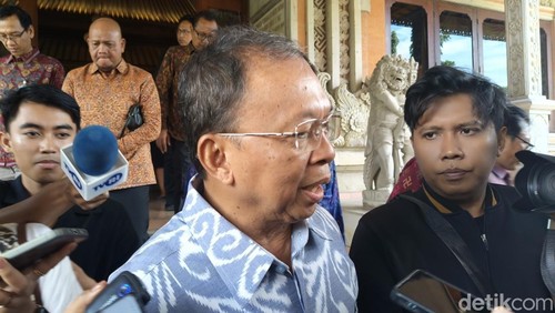 Gubernur Bali Wayan Koster di kantor DPRD Provinsi Bali pada Senin (14/4/2025). (Ni Made Lastri Karsiani Putri-detikBali)