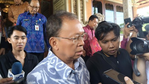 Gubernur Bali, Wayan Koster, saat ditemui di kantor DPRD Bali, Senin (14/4/2025). (Karsiani Putri/detikBali)