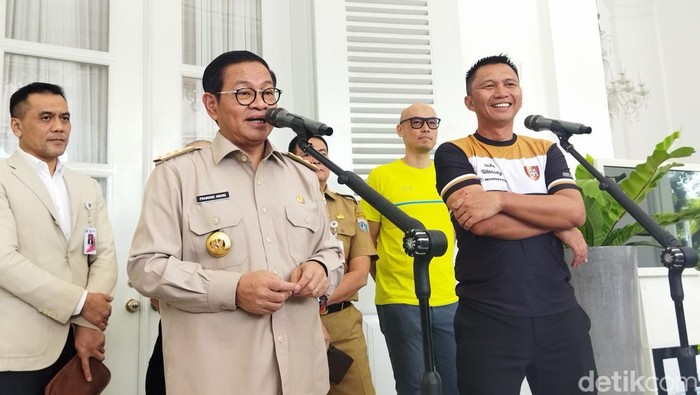 Gubernur Jakarta Pramono Anung bertemu CEO dan founder Developmental Basketball League (DBL), Azrul Ananda. (Kurniawan Fadilah/detikcom).